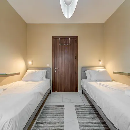 Modern 3-bedroom With Balcony, Wifi & Ac *