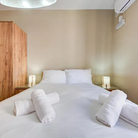 Modern 3-bedroom With Balcony, Wifi & Ac Lägenhet