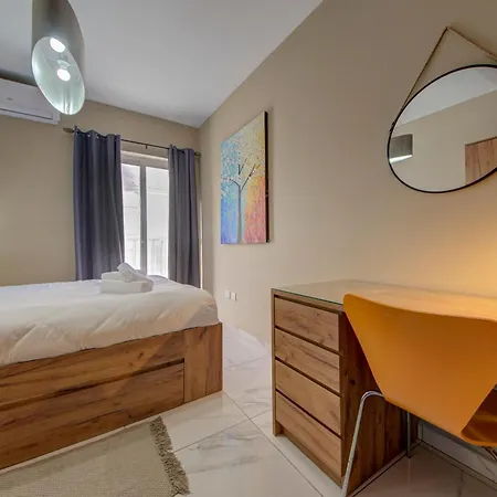Modern 3-bedroom With Balcony, Wifi & Ac Lägenhet