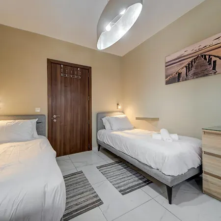 Modern 3-bedroom With Balcony, Wifi & Ac Lägenhet