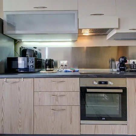 Modern 3-bedroom With Balcony, Wifi & Ac Lägenhet *