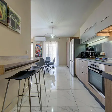 Modern 3-bedroom With Balcony, Wifi & Ac Lägenhet