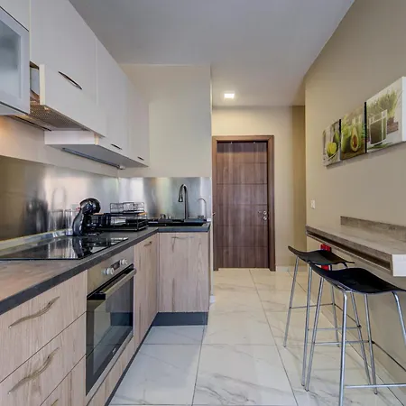 Modern 3-bedroom With Balcony, Wifi & Ac