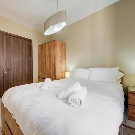 Lägenhet Modern 3-bedroom With Balcony, Wifi & Ac *