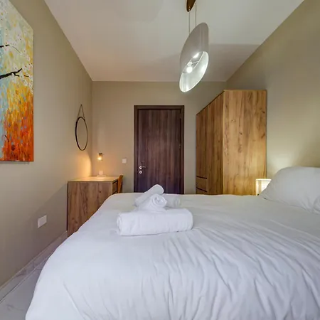 Modern 3-bedroom With Balcony, Wifi & Ac San Ġwann