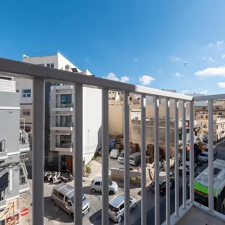 Lägenhet Modern 3-bedroom With Balcony, Wifi & Ac