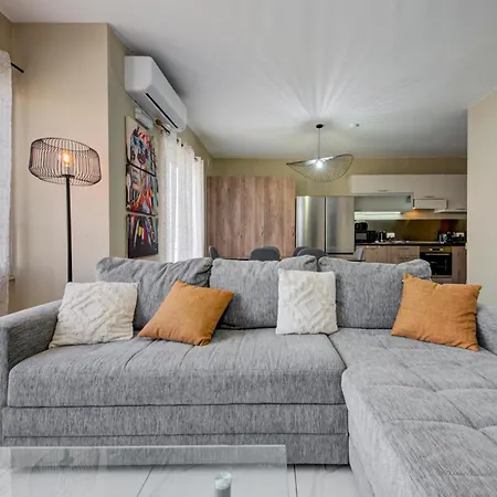 Modern 3-bedroom With Balcony, Wifi & Ac