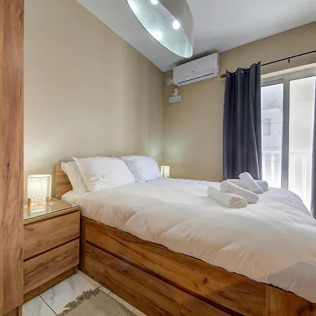 Modern 3-bedroom With Balcony, Wifi & Ac
