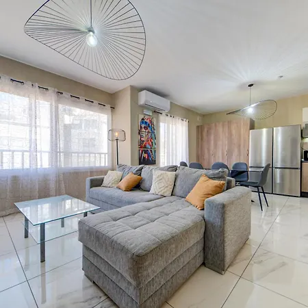 Modern 3-bedroom With Balcony, Wifi & Ac