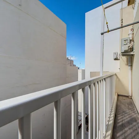 Lägenhet Modern 3-bedroom With Balcony, Wifi & Ac