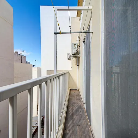 Modern 3-bedroom With Balcony, Wifi & Ac *